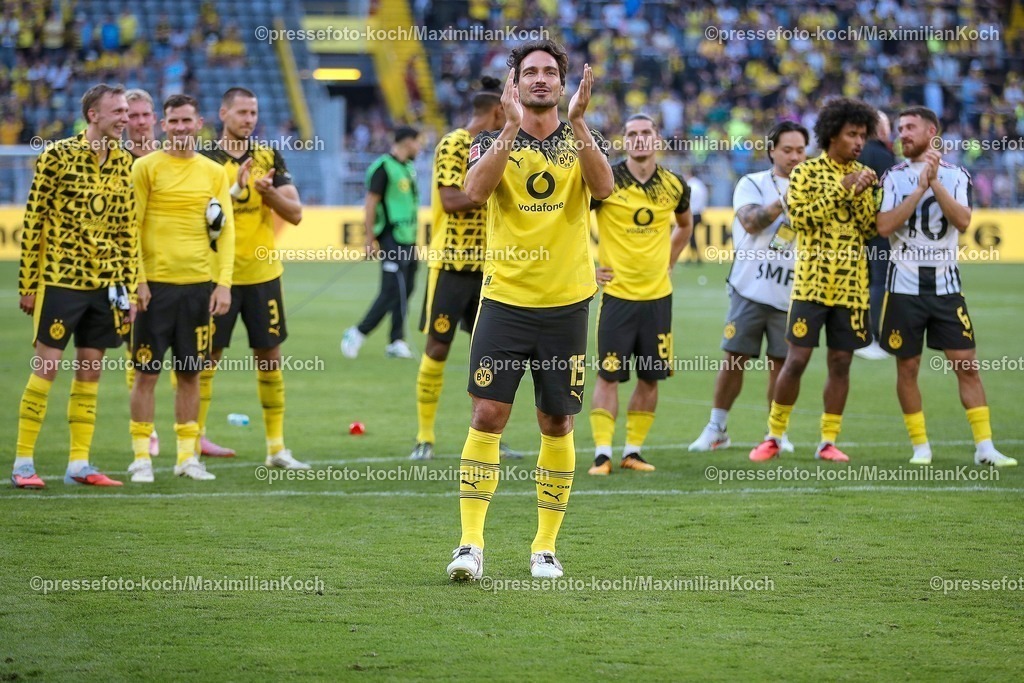 BVB10082501084 | 10.08.2025, Fußball, Borussia Dortmund - Juventus Turin, Testspiel, Signal Iduna Park, Saison 2025 2026: Abschlussjubel mit Mats Hummels (ehem. BVB Spieler)     DFB regulations prohibit any use of photographs as image sequences and or quasi-video.