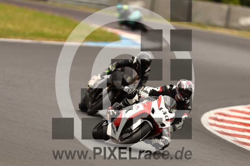 0140-20250822_00191 | Schöne Erinnerungen an spannende Momente - das festzuhalten ist unser Job. PIXELrace.de ist seit 2003 auf den Rennstrecken Europas unterwegs um die Action draußen beim Fahren und die wunderbare Stimmung imm Fahrerlager für euch einzufangen.