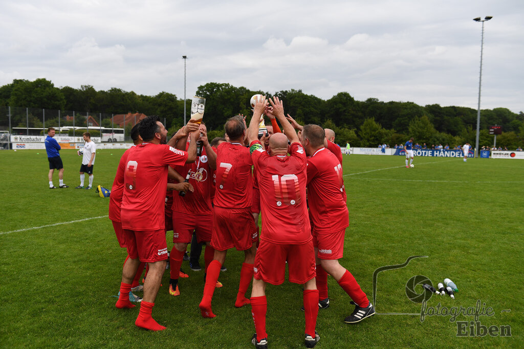 SV Brake Ü40-BW Bümmerstede (Ü40) | Kreispokal Finale Jade-Weser-Hunte Ü40; SV Brake Ü40 (rot)-BW Bümmerstede Ü40 (weiß) am 15.06.2025 in Rastede (Sportanlage Köttersweg), Photo: Philip Eiben 2025 - Realisiert mit Pictrs.com