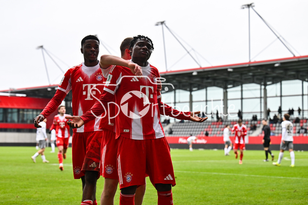 FC Bayern München - Berliner Athletik Klub | MUNICH, GERMANY - 21. FEBRUARY: Jubel der Bayern nach dem Treffer zum 4-1 durch Uzorchukwu EGWUATU (FC Bayern München 7) / Tor / Torschuetze / Freude / Happy während dem Spiel zwischen der U19 des FC Bayern München und der U19 des Berliner Athletik Klubs am 3. Spieltag der DFB-U19 Nachwuchsliga am FC Bayern Campus