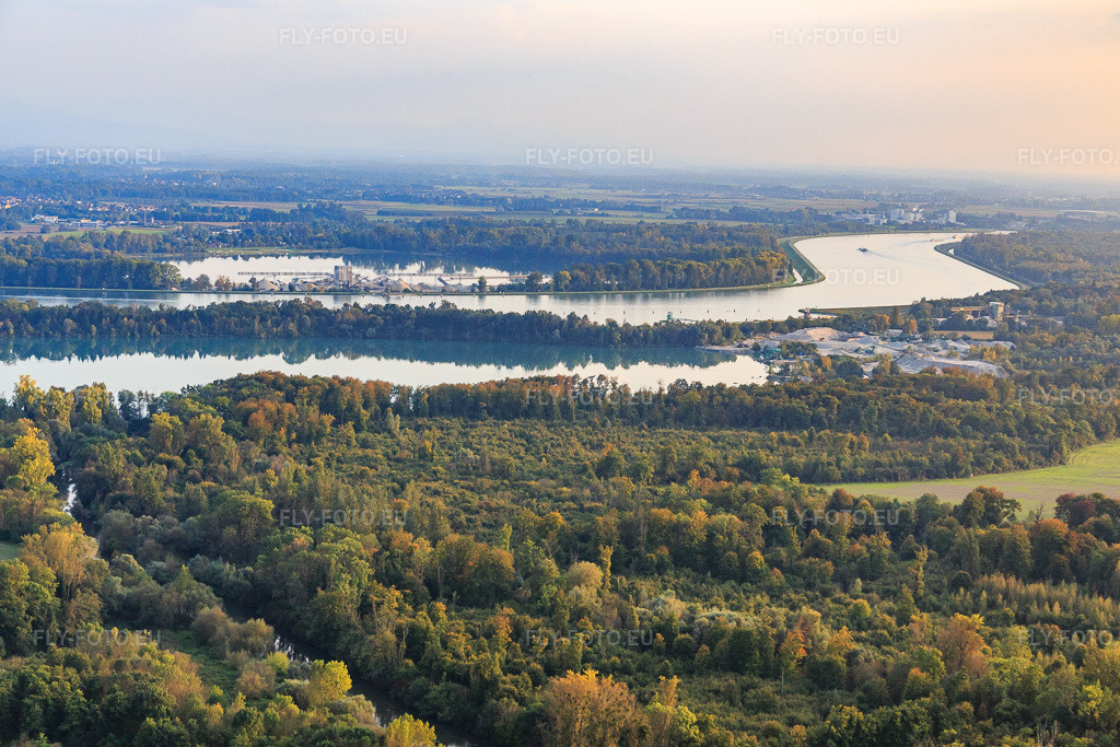Vue aérienne: GRAVIÈRE DE STATTMATTEN sur le Rhin à Stattmatten dans le département Bas Rhin, France – .Photo: IMG_074348.jpg prise le 04/10/2014 par Werner Riehm/FLY-FOTO.eu – Résolution de l'original: 5255 x 3504 px