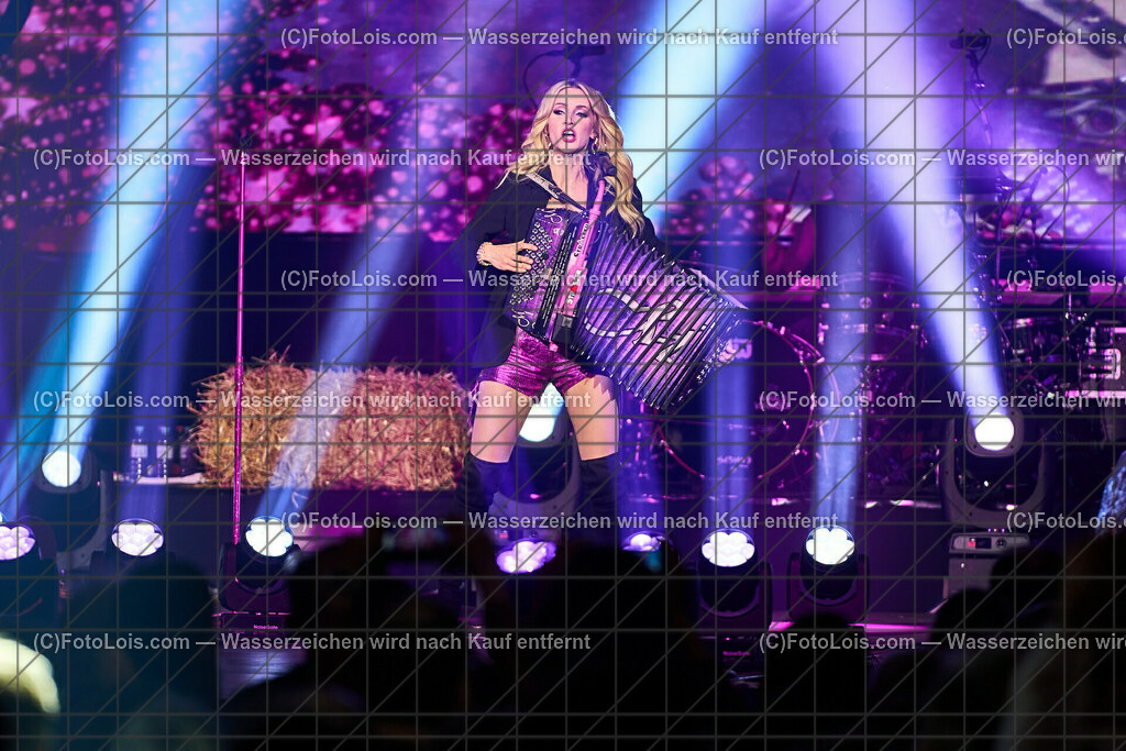 ALP2519_BergBauernTour-Konzert_Naschenweng Melissa | (C)FotoLois.com, Alois Spandl, BergBauernTour 2023 - Melissa Naschenweng, Tourstop in Wieselburg, Konzert im NV-Forum Wieselburg, Sa 8. April 2023.