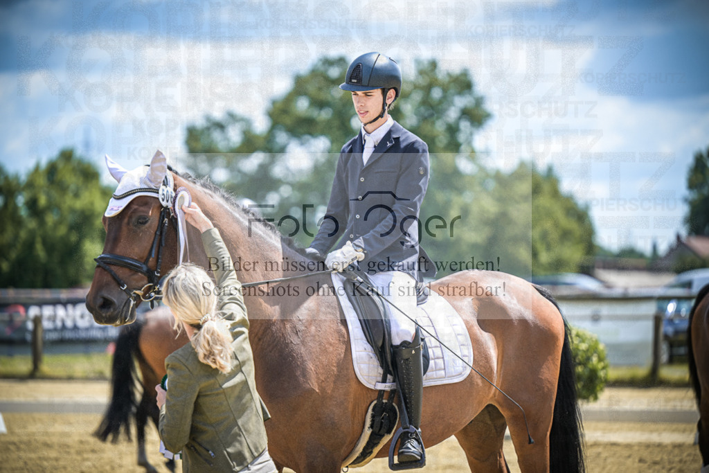 DOS_3545 | Entdecke hochwertige Reitturnierfotos von Foto Oger. Professionell, emotional und authentisch – jetzt Lieblingsmomente im Shop bestellen.Deutschlandweite Turnierfotografie. - Realisiert mit Pictrs.com