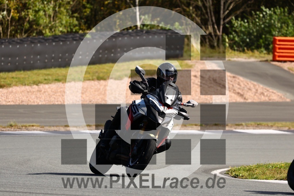 0021-20250915_00600 | Schöne Erinnerungen an spannende Momente - das festzuhalten ist unser Job. PIXELrace.de ist seit 2003 auf den Rennstrecken Europas unterwegs um die Action draußen beim Fahren und die wunderbare Stimmung imm Fahrerlager für euch einzufangen.