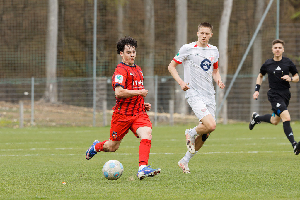 FCHOFK_260418_6-46 | 1.FC Heidenheim 1846 vs. Offenbacher Kickers, Fußball, U17, B-Junioren, NWL, U17-DFB-Nachwusliga, 2025/2026, 10. Spieltag, 18.04.2026 in Heidenheim, Walter-Birkhold-Jugendstadion (Foto: Michael Bulling) - Realisiert mit Pictrs.com