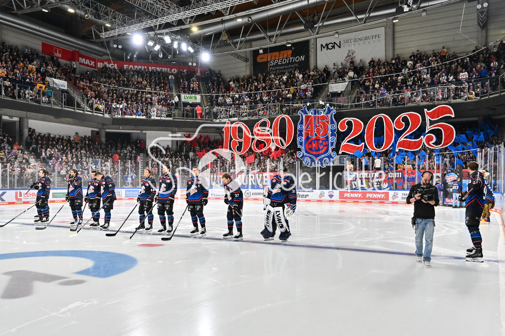 Nürnberg Ice Tigers - Augsburger Panther | Die Fans der Ice Tigers haben zur Starting Six eine kleine Choreo vorbereitet / Choreografie / Symbolbild / DEL: Nürnberg Ice Tigers - Augsburger Panther; PSD Bank Nürnberg ARENA am 12.09.2025