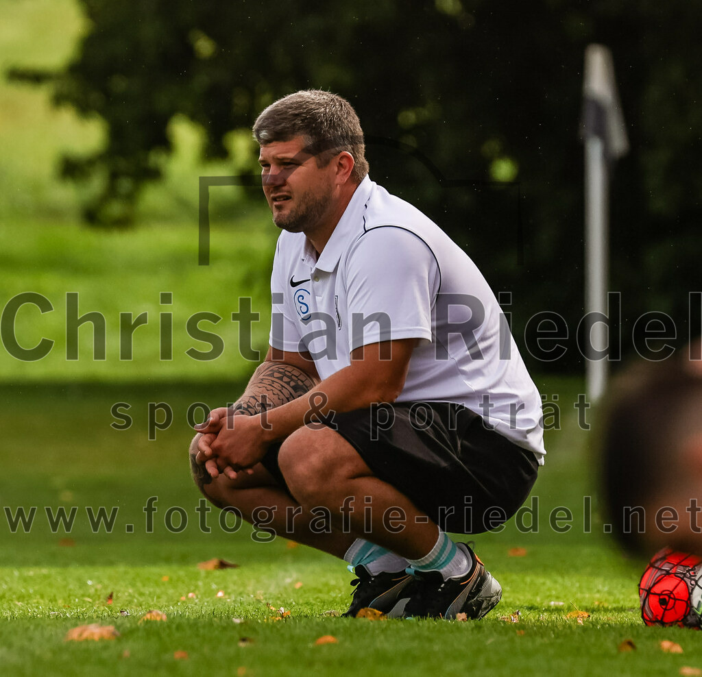 2023-08-27_021_TSV_Egmating_II_gegen_SG_Grasbrunn-Haar_II | Egmating, Deutschland, 27.08.2023:
Fußball, B-Klasse 2023 / 2024, 2. Spieltag, TSV Egmating II gegen (SG) Grasbrunn / Haar II, Endergebnis: 1:2

Trainer Dominik Frembs ((SG) Grasbrunn / Haar II)

Foto: Christian Riedel / fotografie-riedel.net