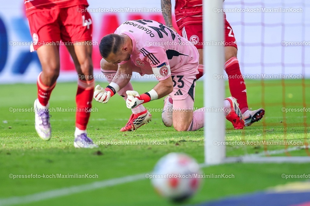 F9524042601032 | 24.04.2026, Fußball, Fortuna Düsseldorf - SC Dynamo Dresden, 2. Fußball Bundesliga, Herren, Merkur Spiel-Arena, 31. Spieltag, Saison 2025 2026: Christoph Daferner (Dynamo Dresden #33) jubelnd nach einer Parade  DFB regulations prohibit any use of photographs as image sequences and or quasi-video.