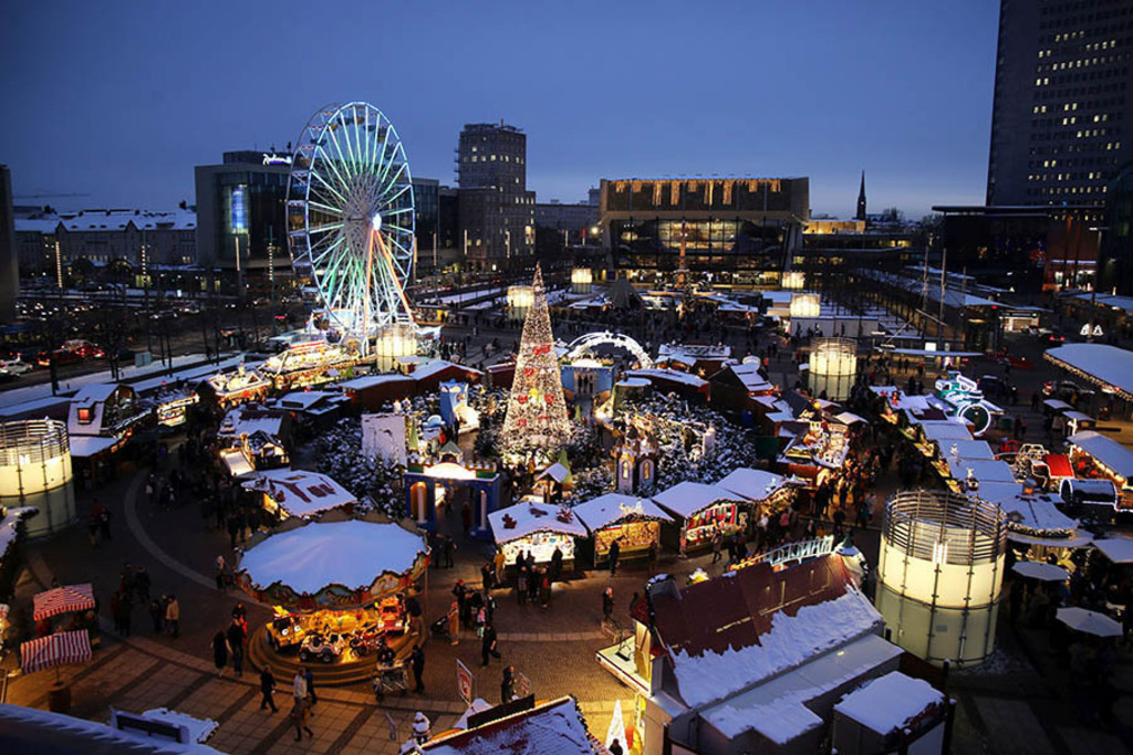 Leipziger Weihnachtsmarkt - Augustusplatz | Entdecke über 20 Kategorien Leipzig-Motive: Foto-Downloads, hochwertige Poster, Leinwand- & Fine-Art-Prints. Jetzt Lieblingsfoto im Bildlexikon Leipzig Shop bestellen!