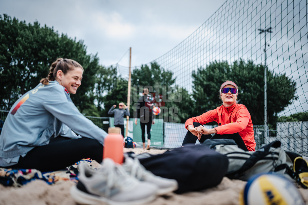 Beachvolleyball | Frauen | Queen and King of the Court | Hamburg | 02.06.2024 | v.l. Cinja Tillmann und Svenja Müller beim Aufwärmen