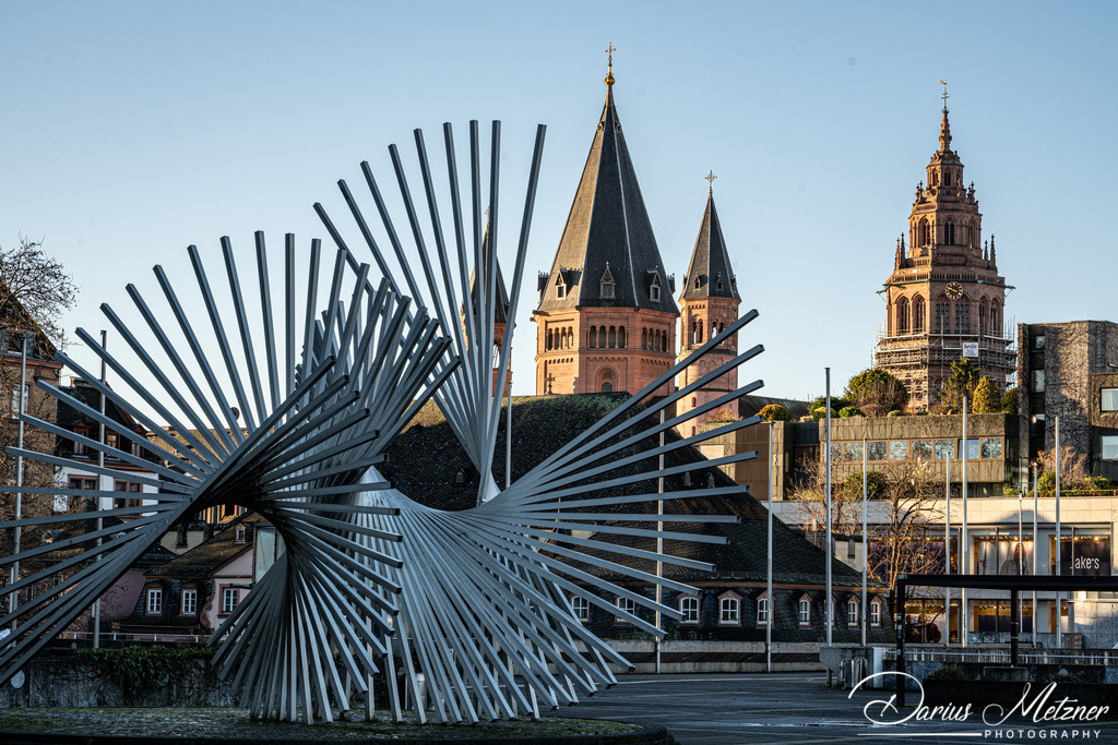Die Skulptur "Lebenskraft" auf dem Platz vor dem Mainzer Rathaus | Die Skulptur "Lebenskraft" auf dem Platz vor dem Mainzer Rathaus. Sie wurde im Jahr 1982 von der spanischen Partnerstadt Valencia geschenkt. Das Kunstwerk wurde 1979 vom spanischen Künstler Andreu Alfaro gestaltet.
