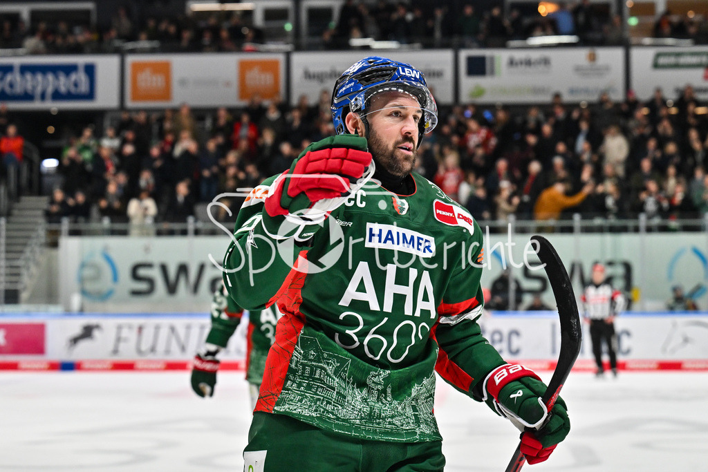 Augsburger Panther - Löwen Frankfurt | AUGSBURG, GERMANY - 16. JANUARY: Jubel der Panther nach dem Treffer zum 6-3 durch Jason BAST (Augsburger Panther 45) / Tor / Torschuetze / Freude / Happy während dem Match zwischen den Augsburger Panthern und den Löwen Frankfurt am 40. Spieltag der penny DEL im Curt Frenzel Stadion