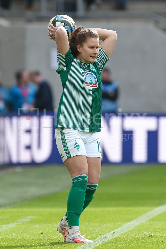 Fussball, Google Pixel Frauen-Bundesliga, 1. FC Köln - SV Werder Bremen | v.li.: Emilie Bernhardt (SV Werder Bremen, 16) beim Einwurf, Aktion, Action, Spielszene, DIE DFB-RICHTLINIEN UNTERSAGEN JEGLICHE NUTZUNG VON FOTOS ALS SEQUENZBILDER UND/ODER VIDEOÄHNLICHE FOTOSTRECKEN. DFB REGULATIONS PROHIBIT ANY USE OF PHOTOGRAPHS AS IMAGE SEQUENCES AND/OR QUASI-VIDEO.