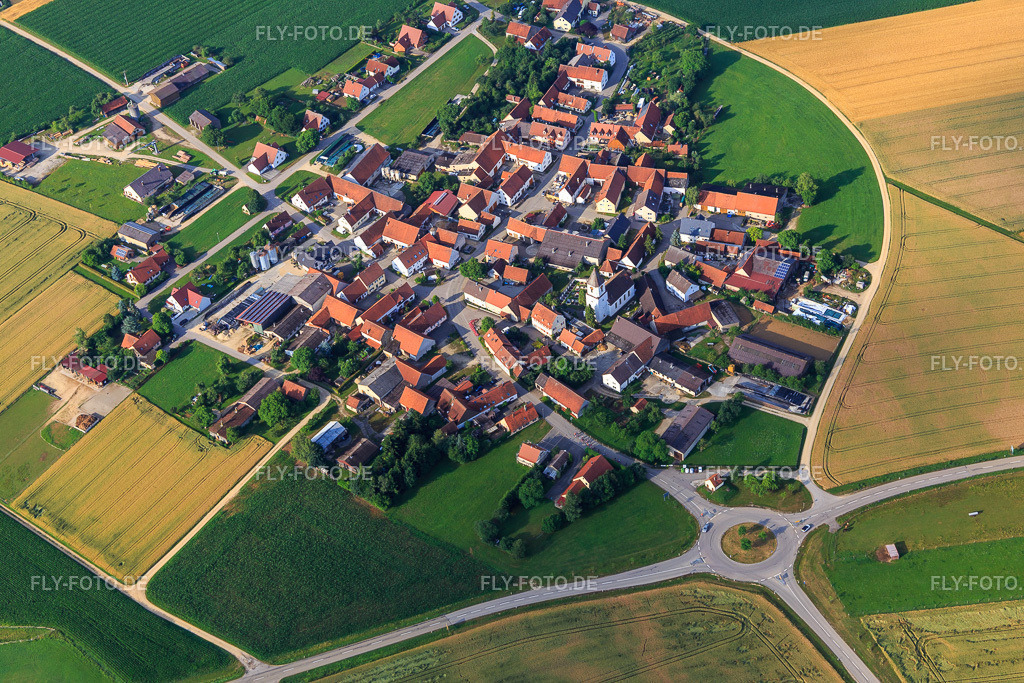 Evangelisch St. Lorenz-Kirche im Dorfkern aus Nordosten | Luftbild: Evangelisch St. Lorenz-Kirche im Dorfkern aus Nordosten im Ortsteil Schaffhausen in Mönchsdeggingen im Bundesland Bayern in Deutschland. Foto: IMG_101658.jpg vom 08.07.2017 durch Werner Riehm/FLY-FOTO.de - Realisiert mit Pictrs.com