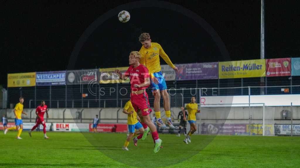 Fußball, Herren, Saison 2025/2026, Regionalliga Nordost, 8. Spieltag, FSV 63 Luckenwalde vs. FC Hertha 03 Zehlendorf, Dienstag 16.09.2025, Werner-Seelenbinder-Stadion Luckenwalde, | Fußball, Herren, Saison 2025/2026, Regionalliga Nordost, 8. Spieltag, FSV 63 Luckenwalde vs. FC Hertha 03 Zehlendorf, Dienstag 16.09.2025, Werner-Seelenbinder-Stadion Luckenwalde, Im Bild: Jonas Burda (Zehlendorf) und Sofiene Jannene (r. Luckenwalde) - Realisiert mit Pictrs.com