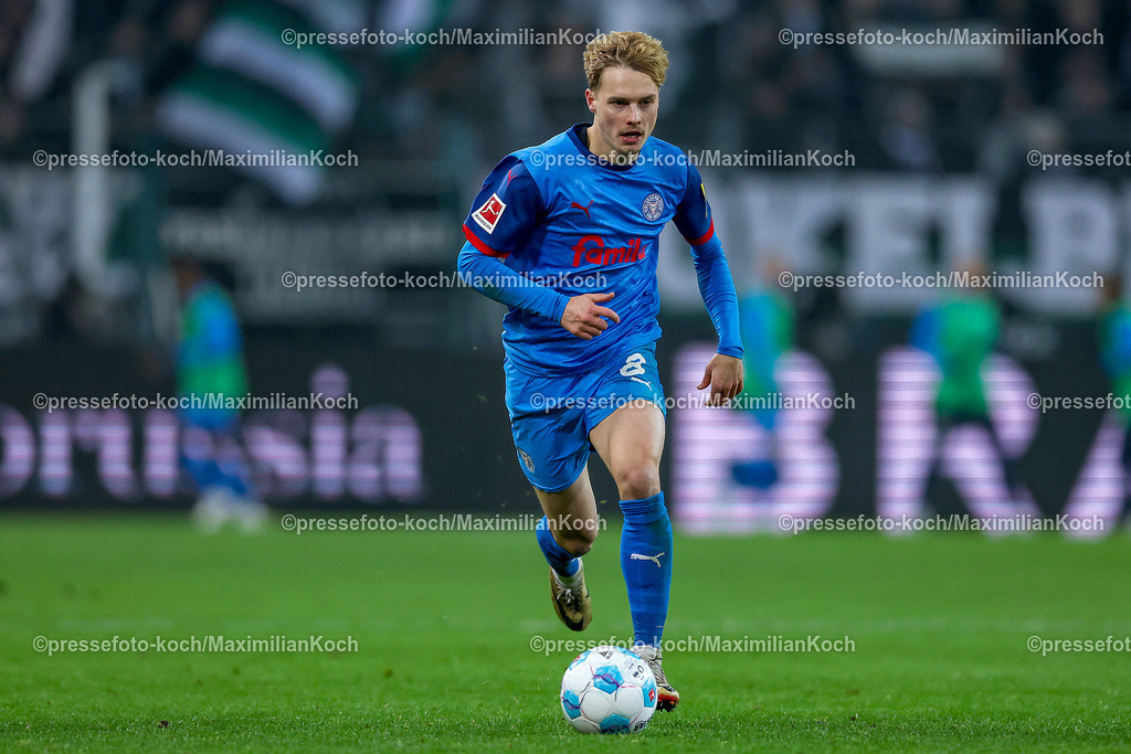 BMG14122401082 | 14.12.2024, Fußball, Borussia Mönchengladbach - Holstein Kiel, 1. Fußball Bundesliga, Borussia-Park, Saison 2024 2025: Finn Porath (Kiel #8)DFB regulations prohibit any use of photographs as image sequences and or quasi-video.