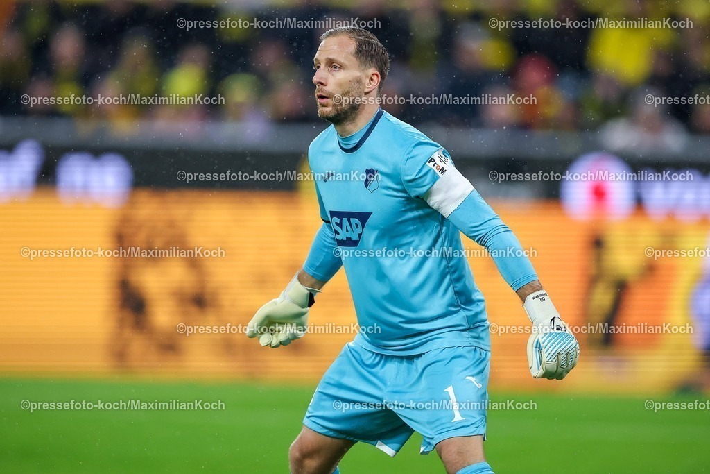 BVB07122501053 | 07.12.2025, Fußball, Borussia Dortmund - TSG 1899 Hoffenheimt, 1. Fußball Bundesliga, 13. Spieltag, Signal Iduna Park, Saison 2025 2026: Torwart Oliver Baumann&nbsp;(TSG Hoffenheim #01)  DFB regulations prohibit any use of photographs as image sequences and or quasi-video.