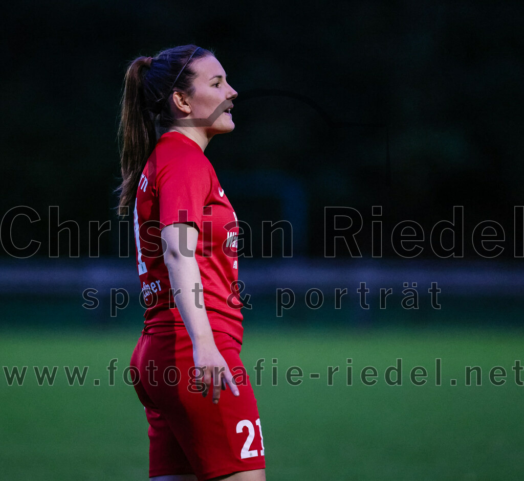2023-10-21_049_FC_Forstern_gegen_FC_Ezelsdorf | Forstern, Deutschland, 21.10.2023:
Fußball, Frauen Bayernliga 2023 / 2024, 8. Spieltag, FC Forstern gegen FC Ezelsdorf, Endergebnis: 2:1

Vanessa Meingaßner (FC Forstern, #21)

Foto: Christian Riedel / fotografie-riedel.net