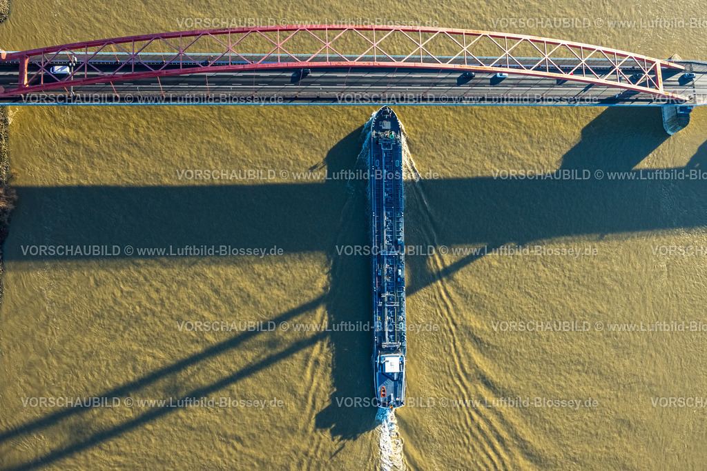 Duisburg241202144 | Luftbild, rote Brücke der Solidarität über den Fluss Rhein, Tankerschiff Binnenschifffahrt, Hochfeld, Duisburg, Ruhrgebiet, Nordrhein-Westfalen, Deutschland