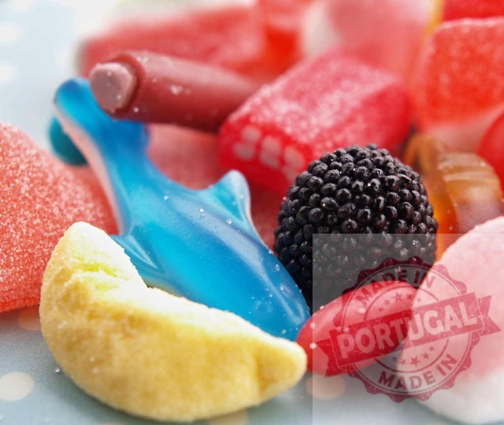 Colorful assorted gummy candies creating sweet childhood memories | Assorted gummy and sugar candies creating a vibrant, sweet, and fun background - Realisiert mit Pictrs.com