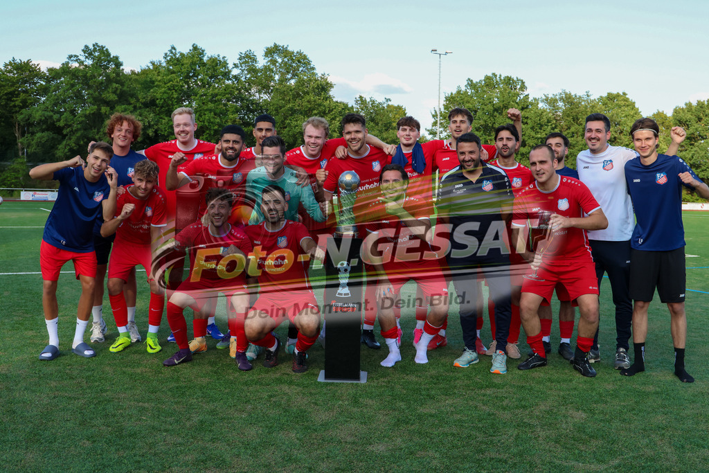 TuS Bardüttingdorf - TuRa Löhne | Auf dem Bild zu sehen: rot SG FA Herringhausen/Eickum: SiegerbildSV Löhne-Obernbeck, SG FA Herringhausen/Eickum, Saison 26/27, Fistelmann SuperCup - Realisiert mit Pictrs.com