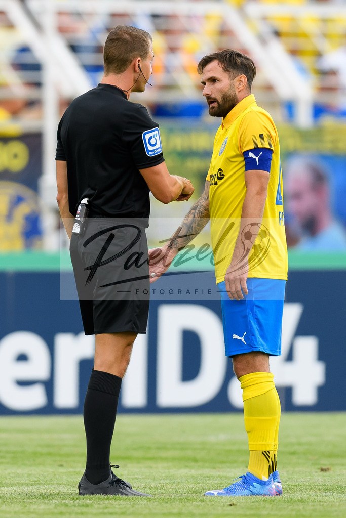 LLELEV20210807_008 | Fussball, Herren: Schiedsrichter Florian Lechner spricht mit Sascha Pfeffer (1. FC Lokomotive Leipzig) beim Spiel der 1. Runde im DFB-Pokal zwischen 1. FC Lokomotive Leipzig und Bayer 04 Leverkusen im Bruno-Plache-Stadion am 07.08.2021 in Leipzig, Deutschland.DFB / DFL REGULATIONS PROHIBIT ANY USE OF PHOTOGRAPHS AS IMAGE SEQUENCES AND/OR QUASI-VIDEO. - Realisiert mit Pictrs.com