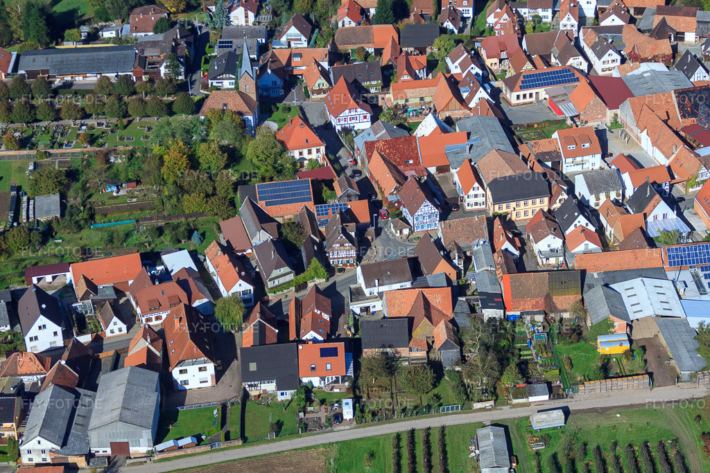 Luftbild: Rathaus und Nachtwächterhaus in Winden im Bundesland Rheinland-Pfalz in Deutschland. Foto: IMG_34846.jpg vom 26.10.2010 durch Werner Riehm/FLY-FOTO.de