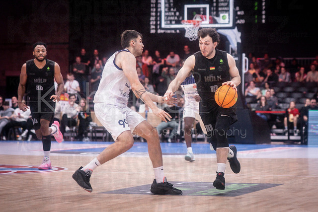 Barmer 2. Basketball Bundesliga ProA: Rheinstars Koeln vs. VfL SparkassenStars Bochum, 08.03.26 | Köln, 08.03.26 - Aitor Pickett Lazo (VfL SparkassenStars Bochum, 99), Haris Hujic (Rheinstars Köln, 10) an Spieltag 26 während des Spiels der Barmer 2. Basketball Bundesliga ProA: Rheinstars Koeln vs. VfL SparkassenStars Bochum in der Motor World in Köln.