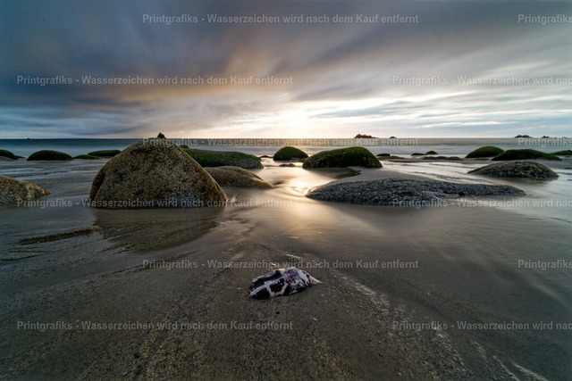 Stille Brandung an der bretonischen Küste | Ruhige Küstenlandschaft in der Bretagne mit Felsen, sanfter Brandung und gedämpftem Abendlicht. Die weiche Bewegung des Wassers, der dramatische Himmel und die dunklen Steine erzeugen eine stille, raue und maritime Atmosphäre. - Realisiert mit Pictrs.com
