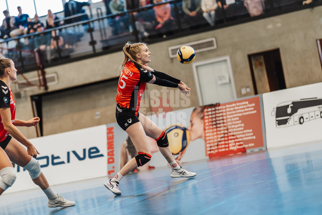 Volleyball | Frauen | Saison 2024/2025 | 2. Bundesliga Frauen Pro | ETV Hamburg vs. BayerVolleys Leverkusen | 02.11.2024 | Alexa Thaden (#15, ETV Hamburg) bei der Annahme