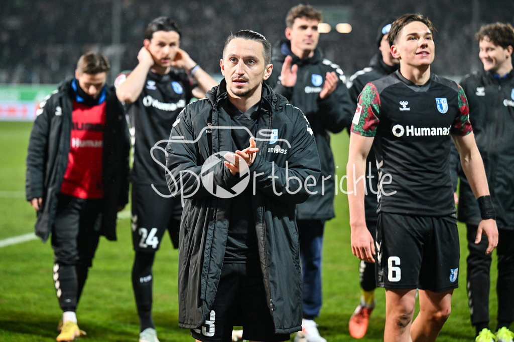 SpVgg Greuther Fürth - 1. FC Magdeburg | FUERTH, GERMANY - 06. FEBRUARY: Die Spieler der Gäste feiern zusammen mit den mitgereisten Fans den 4-5 Auswärtssieg in Fürth nach dem Match zwischen der SpVgg Greuther Fürth und dem 1. FC Magdeburg am 21. Spieltag der 2. Bundesliga im Sportpark Ronhof Thomas Sommer / Baris ATIK (1. FC Magdeburg 23)