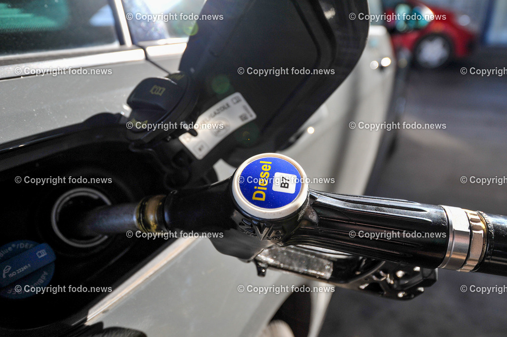 Deutschland_ Baden-Wuerttemberg_ Stuttgart_ 15.02.2025-27 | 15.02.2025, Deutschland, GER, Baden-Wuerttemberg, Stuttgart, im Bild Themenbild, Stadtansichten, Auto, Tankstelle, Sprit, Treibstoff, Zapfsaeule, Zapfhahn, Diesel, B7, Tanken, Feature, Symbolbild