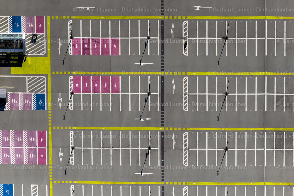4041810 | LEIPZIG 15.09.2020 Senkrecht- Luftbild aus der Satelliten- Perspektive vom Parkplatz für abgestellte Kunden- Fahrzeuge am Einkaufs- Zentrum " Paunsdorf Center " im Ortsteil Paunsdorf in Leipzig im Bundesland Sachsen, Deutschland. Weiterführende Informationen bei: Unibail-Rodamco Germany GmbH. // Vertical aerial view from the satellite perspective of the parking space for parked cars at the shopping center " Paunsdorf Center " in the district Paunsdorf in Leipzig in the state Saxony, Germany. Further information at: Unibail-Rodamco Germany GmbH. Foto: Gerhard Launer