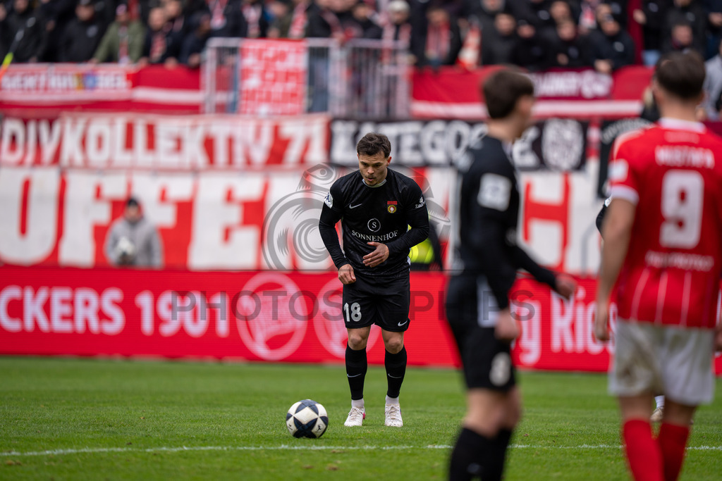 Kickers Offenbach vs. SG Sonnenhof Grossaspach, Fussball, Regionalliga Suedwest, 24. Spieltag, 14.03.2026 | Niklas Pollex (SG Sonnenhof Großaspach, #18) versuchts per direktem Freistoss,Kickers Offenbach vs. SG Sonnenhof Grossaspach, Fussball, Regionalliga Suedwest, 24. Spieltag, 14.03.2026Foto: photosbyphips/Philip Ziegler