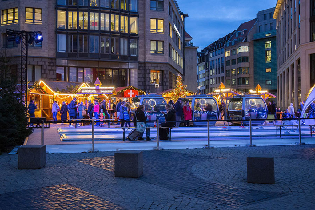 Burgplatz - Leipziger Weihnachtsmarkt mit Schweizer Dorf | Entdecke über 20 Kategorien Leipzig-Motive: Foto-Downloads, hochwertige Poster, Leinwand- & Fine-Art-Prints. Jetzt Lieblingsfoto im Bildlexikon Leipzig Shop bestellen!