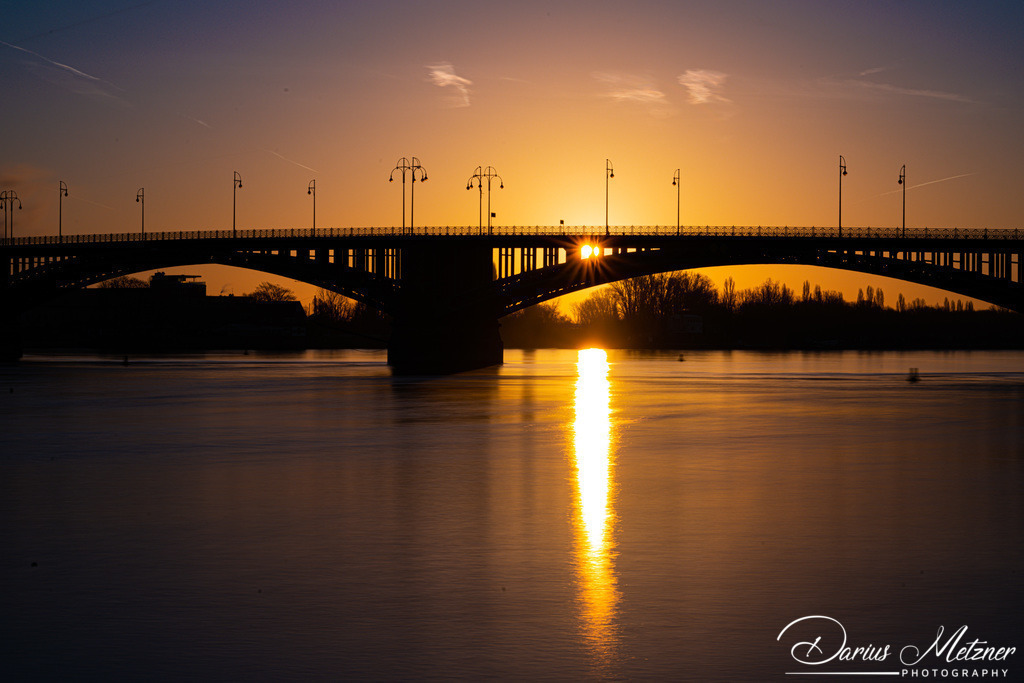 Theodor-Heuss-Brücke in Mainz | Die Theodor-Heuss-Brücke verbindet über den Rhein die Landeshauptstadt Mainz mit dem Ortsbezirk Mainz-Kastel von Wiesbaden. 