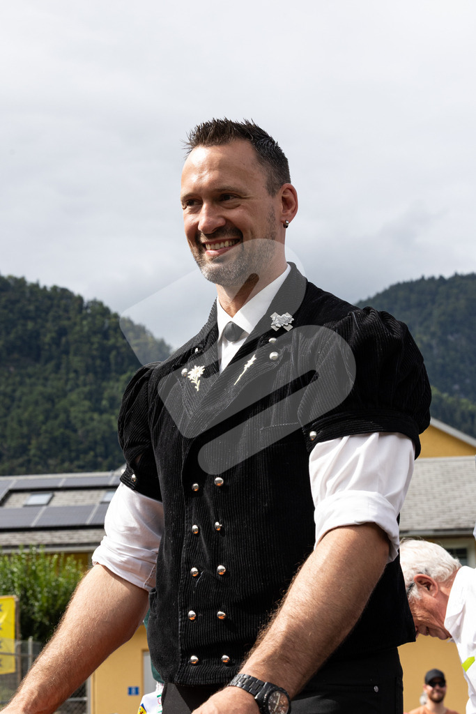 ESAF2025_Freitag_4093 | Die Schwinger des Schwyzer Kantonalen Schwingerverbandes: Fotos, die Dynamik und Leidenschaft festhalten, sowie emotionale Momente aus dem traditionellen Schwingsport zeigen. - Realisiert mit Pictrs.com