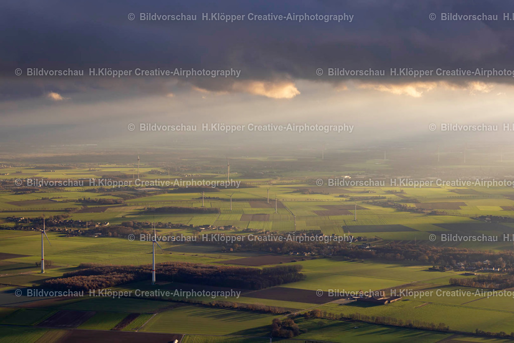 Luftbild Viersen-7684 | Luftbildfotografie Luftbild Wetterlage mit  Sonnenstrahlung aus Öffungen der Wolkendecke an der Straße B509 in Nettetal - Realisiert mit Pictrs.com