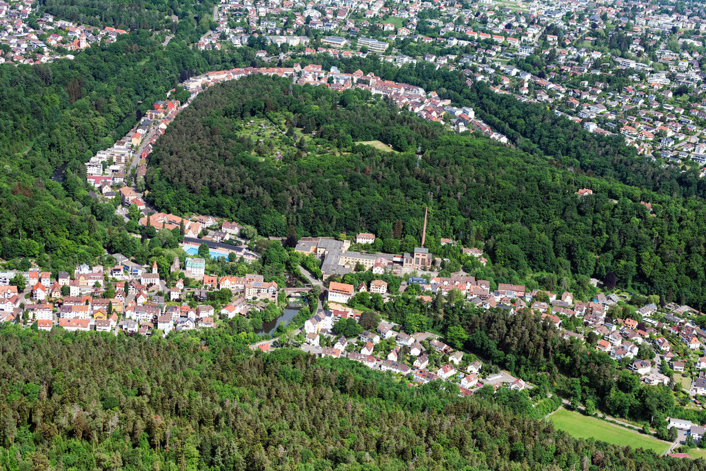 dr__0096893.jpg | PFORZHEIM 19.05.2022 Von Wald und Forstgebieten umgebener Ortskern der Straßen und Häuser und Wohngebiete mit den Ruinen der Gebäude und Hallen der ehemaligen "Papierfabrik Weißenstein" in Pforzheim im Bundesland Baden-Württemberg, Deutschland. // Surrounded by forest and forest areas center of the streets and houses and residential areas with the ruins of the buildings and halls of the former "Weissenstein paper factory" in Pforzheim in the state Baden-Wuerttemberg, Germany. Foto: Daniel Reiter