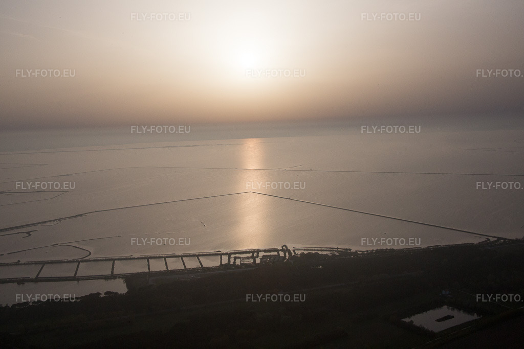 Vue aérienne: Vue de la ville à Casalborsetti dans le département Émilie-Romagne, Italie – .Photo: IMG_087379.jpg prise le 05/04/2016 par Werner Riehm/FLY-FOTO.eu – Résolution de l'original: 5472 x 3648 px