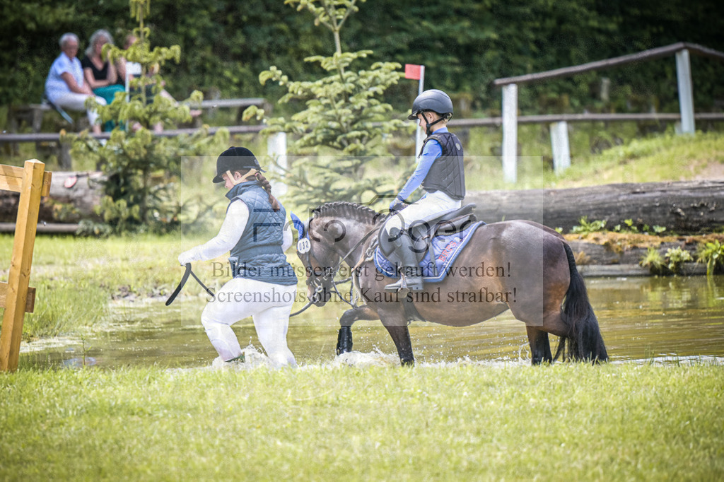 DOS_5418 | Entdecke hochwertige Reitturnierfotos von Foto Oger. Professionell, emotional und authentisch – jetzt Lieblingsmomente im Shop bestellen.Deutschlandweite Turnierfotografie. - Realisiert mit Pictrs.com