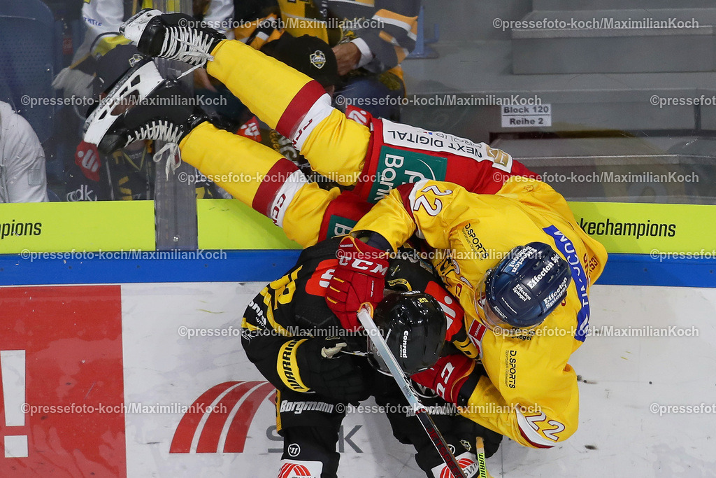 Kre18082301005 | 18.08.2023, Krefeld, Eishockey, Seidenstadt Cup, Tag1 Eröffnungsspiel, Yayla Arena, Krefelder Pinguine - Düsseldorfer EG:  Dennis Miller (Krefelder Pinguine) bringt Oliver Mebus (Düsseldorfer EG) spektakulär Kopfüber zu Fall