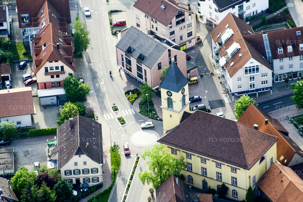 Luftbild: Ludwigskirche und Centralapotheke im Ortsteil Langensteinbach in Karlsbad im Bundesland Baden-Württemberg in Deutschland. Foto: IMG_2008.jpg vom 14.05.2006 durch Werner Riehm/FLY-FOTO.de