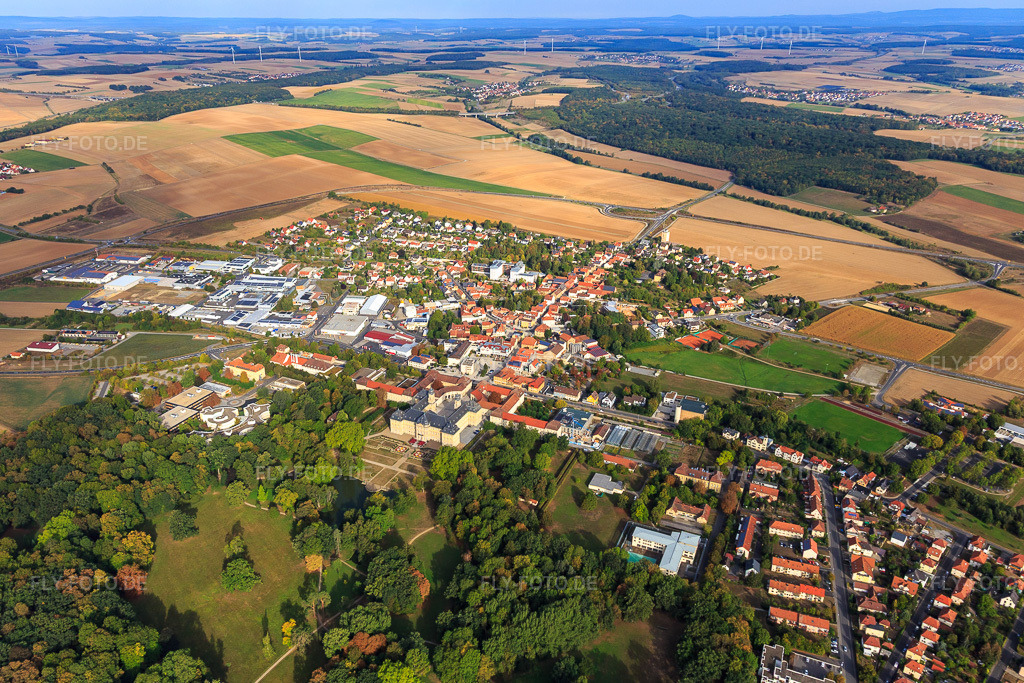 Luftbild: Ortsansicht und Schlosspark von Süden in Werneck im Bundesland Bayern in Deutschland. Foto: IMG_111317.jpg vom 09.09.2018 durch Werner Riehm/FLY-FOTO.de