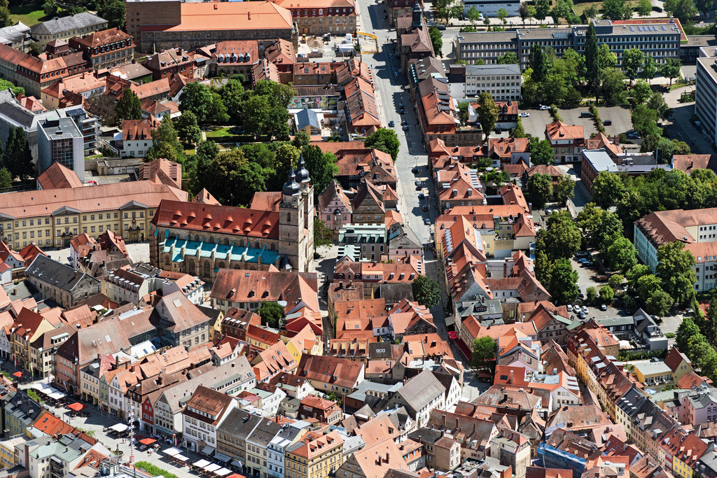 dr__0203793.jpg | BAYREUTH 08.07.2023 Altstadtbereich und Innenstadtzentrum an der Maximilianstraße und der Stadtkirche Heilig Dreifaltigkeit in Bayreuth im Bundesland Bayern, Deutschland. // Old Town area and city center on street Maximilianstrasse in Bayreuth in the state Bavaria, Germany. Foto: Daniel Reiter