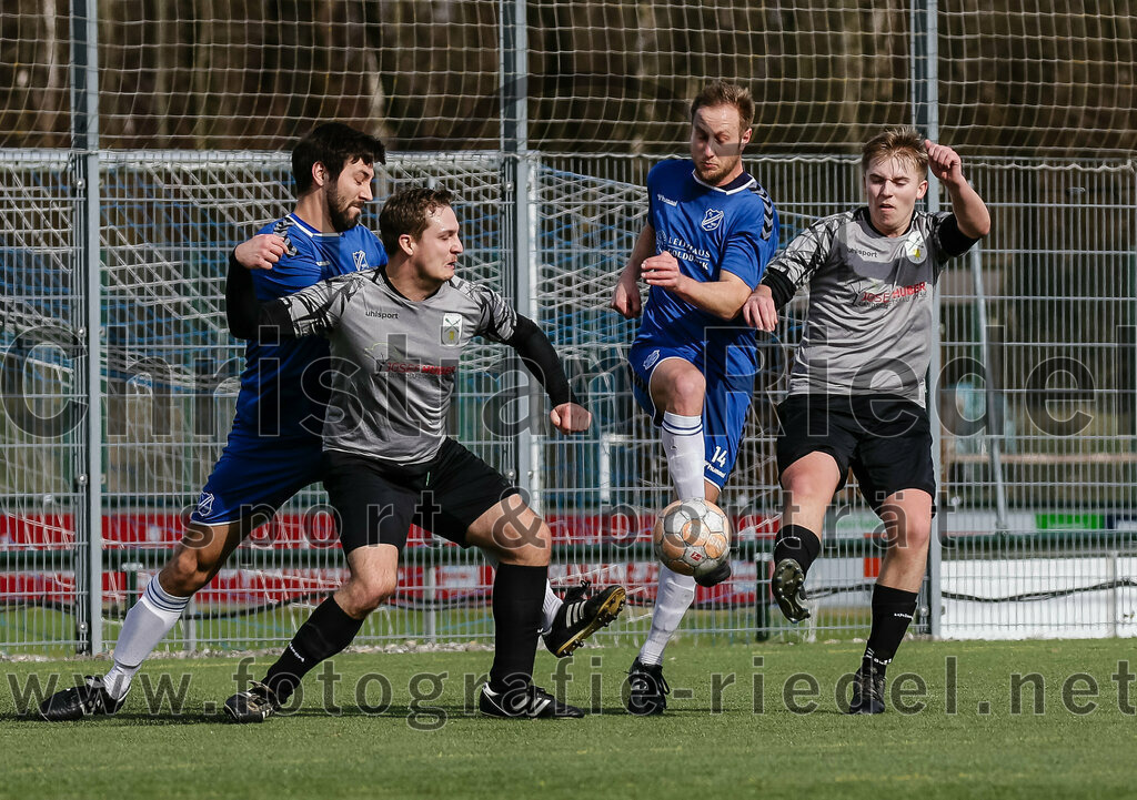 2024-02-24_076_FC_Langengeisling_II_gegen_SG_Reichenkirchen | Erding, Deutschland, 24.02.2024:
Fußball, Kreisklasse 2023 / 2024, Testspiel, FC Langengeisling II gegen SG Reichenkirchen, Endergebnis: 7:1

Lukas Stenzel (FC Langengeisling, #13), Adrian Schmidt (SG Reichenkirchen, #5), Kilian Kaiser (FC Langengeisling, #14), Simon Gruber (SG Reichenkirchen, #3)

Foto: Christian Riedel / fotografie-riedel.net
