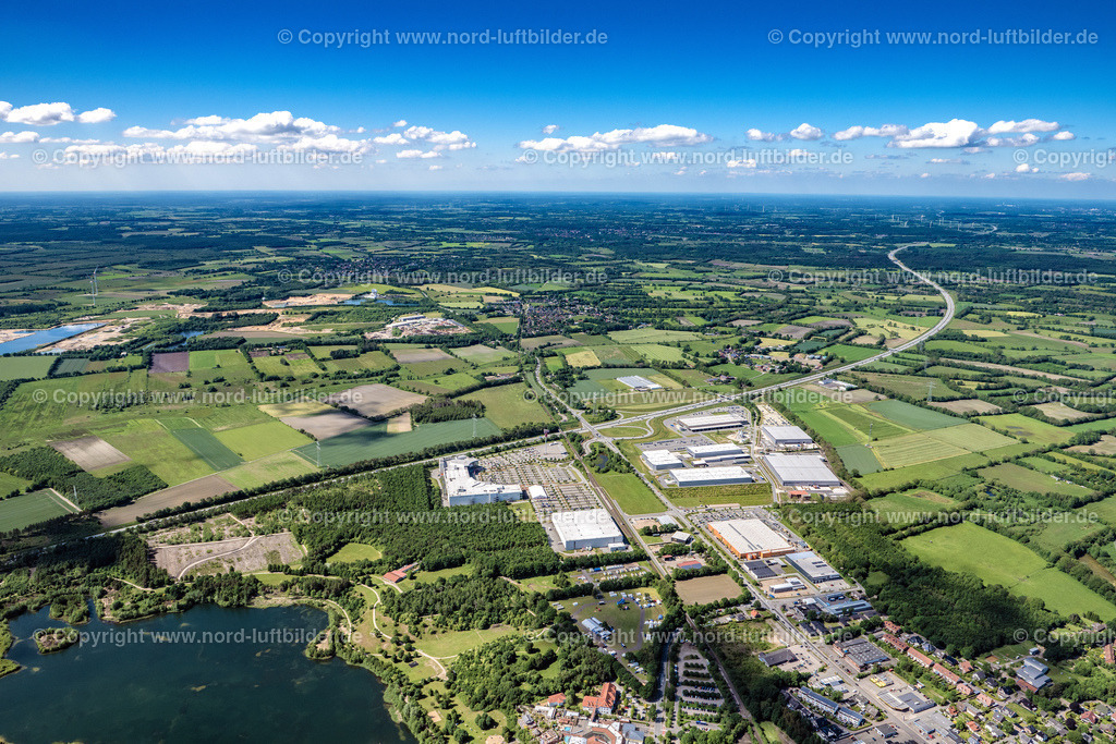 Kaltenkirchen_Dodenhof_ELS_8088030622 | KALTENKIRCHEN 03.06.2022 Gebäude des Einrichtungshaus - Möbelmarkt " Dodenhof xxl Lutz " in Kaltenkirchen im Bundesland Schleswig-Holstein, Deutschland. // Building of the store - furniture market " Dodenhof xxl Lutz " in Kaltenkirchen in the state Schleswig-Holstein, Germany. Foto: Martin Elsen