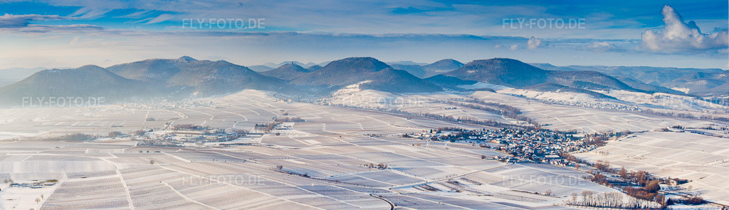 Luftbild: Panorama der winterlich schneebedeckten Wald- und Berglandschaft des Haardtrand des Pfälzerwald in der Pfalz in Ilbesheim bei Landau im Bundesland Rheinland-Pfalz in Deutschland. Foto: IMG_36324-Bearbeitet.jpg vom 03.01.2011 durch Werner Riehm/FLY-FOTO.deAuflösung des Originals: 10218 x 2941 px
