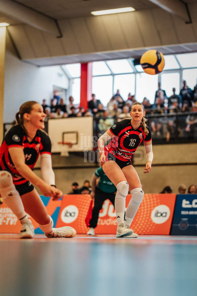 Volleyball | Frauen | Saison 2025/2026 | Volleyball Bundesliga | ETV Hamburger Volksbank Volleys vs. Schwarz-Weiß Erfurt | 15.02.2026 | v.l. Svea Frobel (#11, ETV Hamburger Volksbank Volleys) und Lilly Faroß (#16, ETV Hamburger Volksbank Volleys)