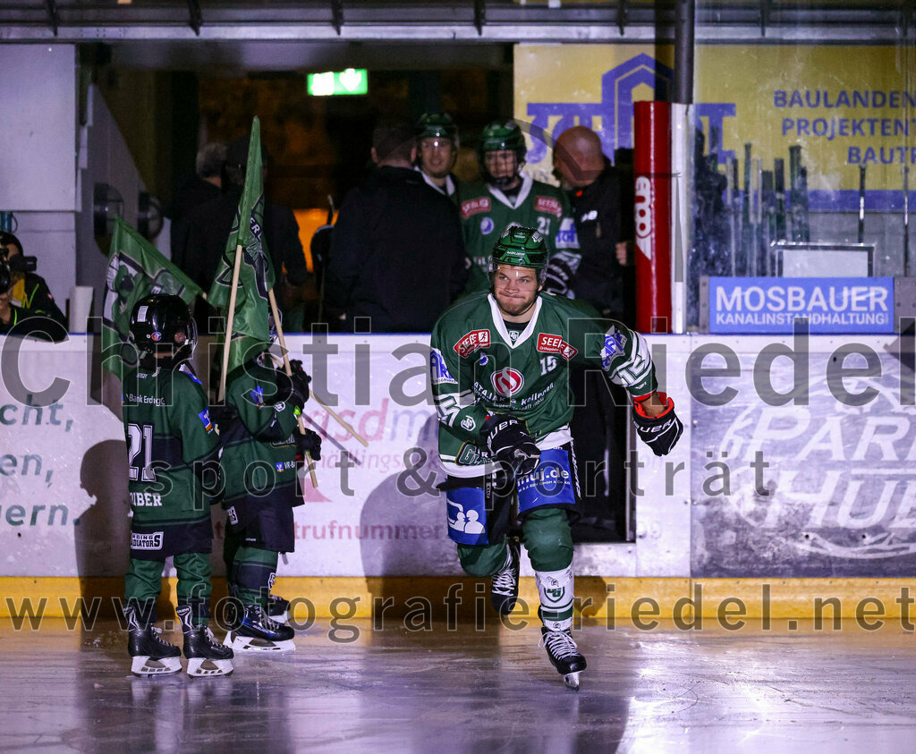 2023-10-20_021_TSV_Erding_gegen_EHC_Klostersee | Erding, Deutschland, 20.10.2023:.Eishockey, Bayernliga Vorrunde 2023 / 2024, 2. Spieltag, TSV Erding gegen EHC Klostersee, Endergebnis: 7:2..Elias Maier (Erding Gladiators, #15)..Foto: Christian Riedel / fotografie-riedel.net